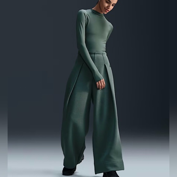 Nike Sportswear Tech Fleece Women´s High-Waisted...